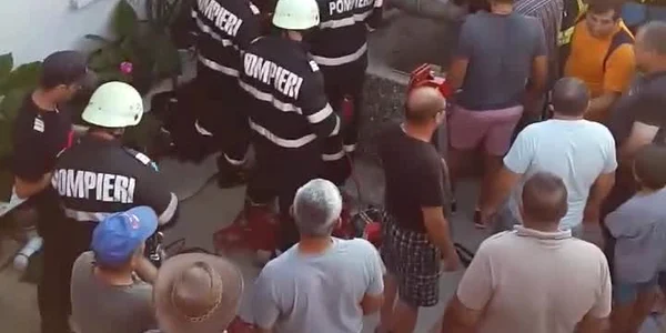 Pompierii de la ISU Timiş încearcă să salveze trei persoane căzute într-o fântână