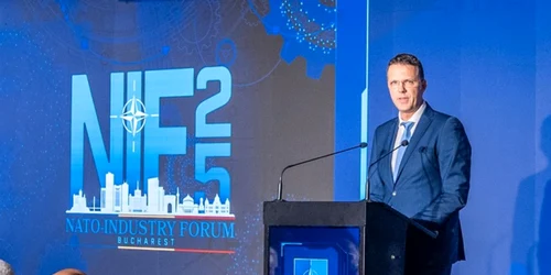ionut mosteanu la forumul NATO foto facebook png