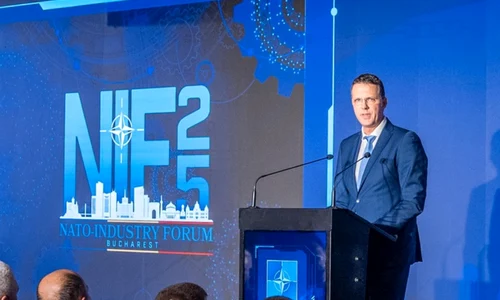 ionut mosteanu la forumul NATO foto facebook png