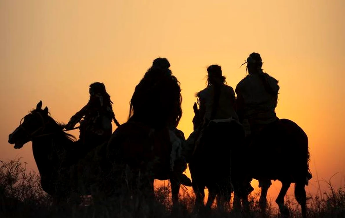 Reconstituire din 2017 a călăreților din Botai (Kazahstan), în documentarul TV: „Equus – Povestea calului” (© Niobe Thompson, Handful of Films, Vancouver, Canada)