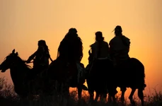 Reconstituire din 2017 a călăreților din Botai (Kazahstan), în documentarul TV: „Equus – Povestea calului” (© Niobe Thompson, Handful of Films, Vancouver, Canada)