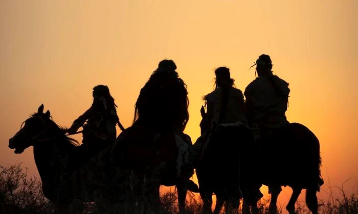 Reconstituire din 2017 a călăreților din Botai (Kazahstan), în documentarul TV: „Equus – Povestea calului” (© Niobe Thompson, Handful of Films, Vancouver, Canada)