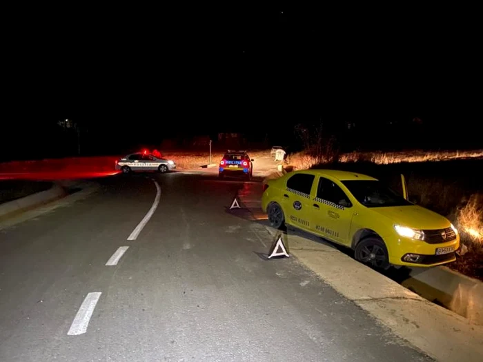 Autorul atacului a abandonat taxiul pe șosea și a fugit în satFoto: monitorulbt.ro