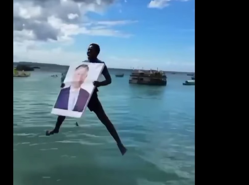 Ceremonie bizară în cinstea lui Iohannis, în Zanzibar. Bărbați africani sar în apă cu tabourile șefului statului și ale soției sale VIDEO
