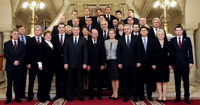 Victor Ponta şi Valeriu Zgonea, în stânga preşedintelui Traian Băsescu, după depunerea jurământului de credinţă al noului Guvern FOTO presidency.ro