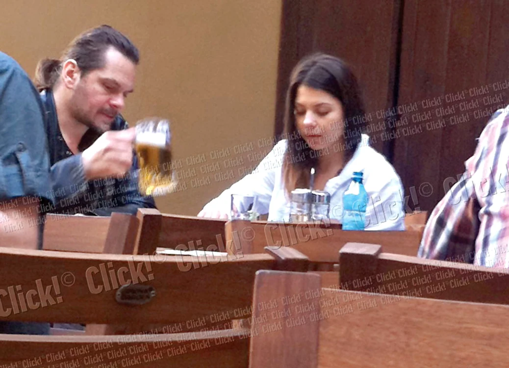 Actorul se simte foarte bine în compania tinerei brunete (fotografii: Bogdan Mitu)