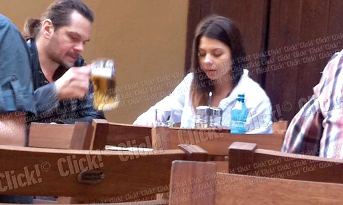 Actorul se simte  foarte bine în compania  tinerei brunete (fotografii: Bogdan Mitu) jpeg