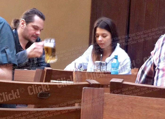 Actorul se simte foarte bine în compania tinerei brunete (fotografii: Bogdan Mitu)