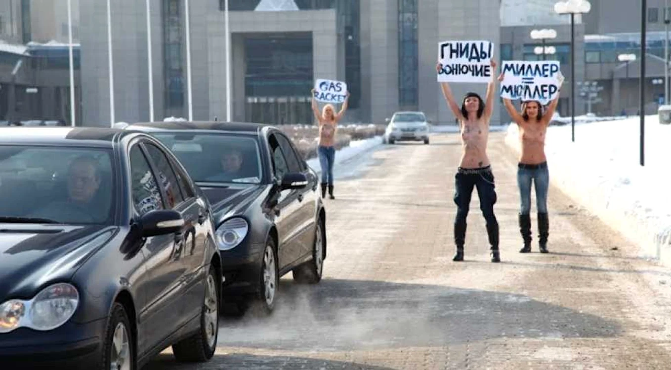 Fetele au făcut reclamă dezbrăcate cluburilor de noapte