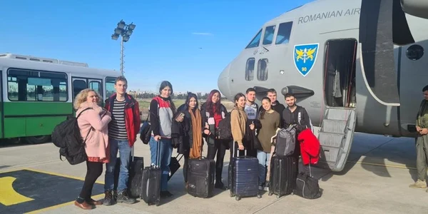 Români aduși din Turcia cu un avion MAPN în țară FOTO MAE / Facebook 