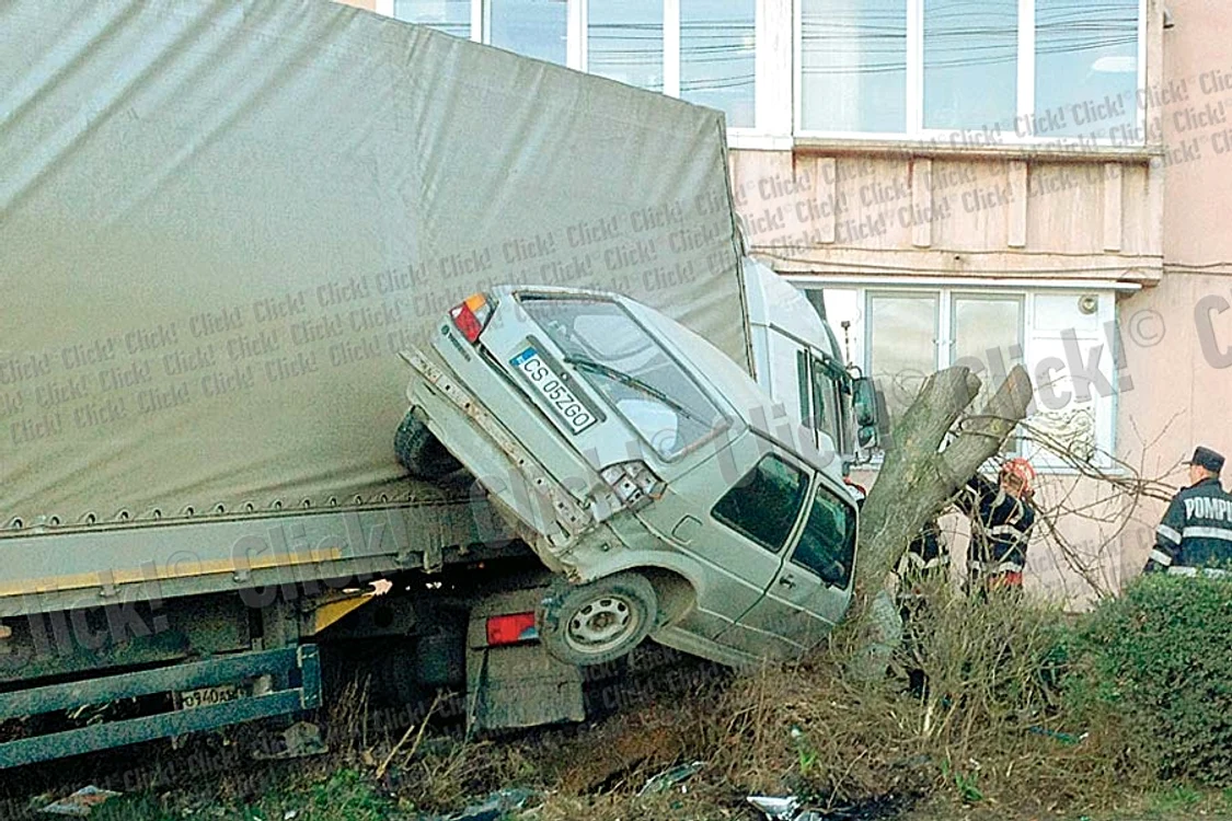 Tirul a distrus patru maşini mici înainte de a se opri în faţada blocului (Fotografii: Cristian Franţ)