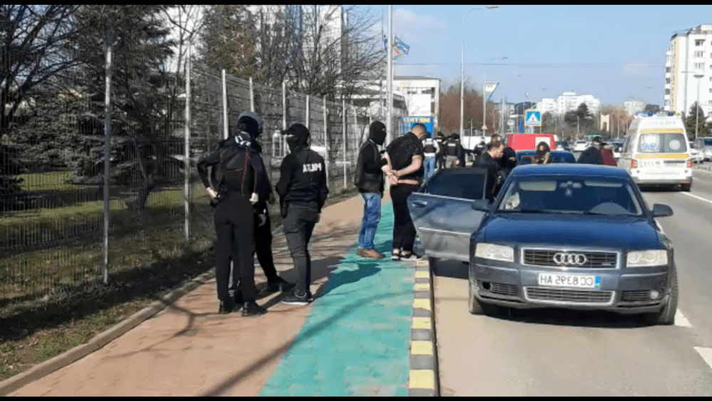 Bărbat încătușat în stradă de mascați, la Suceava, într-un dosar de trafic de droguri VIDEO
