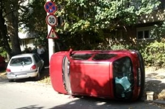 Maşina femeii a fost răsturnată pe o parte
