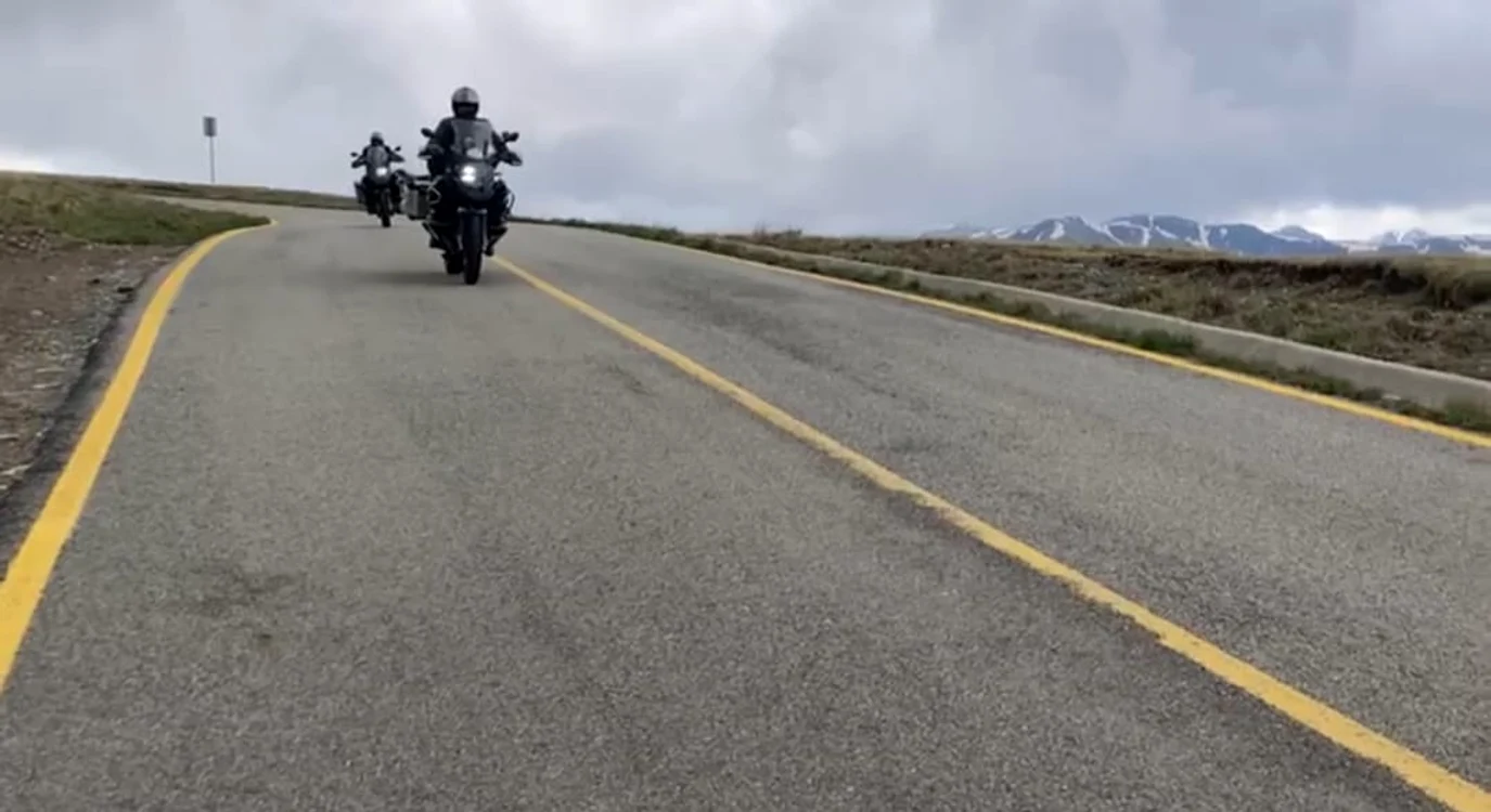 Motocicliștii au venit în număr mare să se plimbe pe Transalpina Foto: Alin Ion