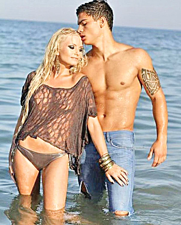 
    Iulian şi Sylvia au fost amanţi în 2011, după ce au filmat împreună într-un videoclip  