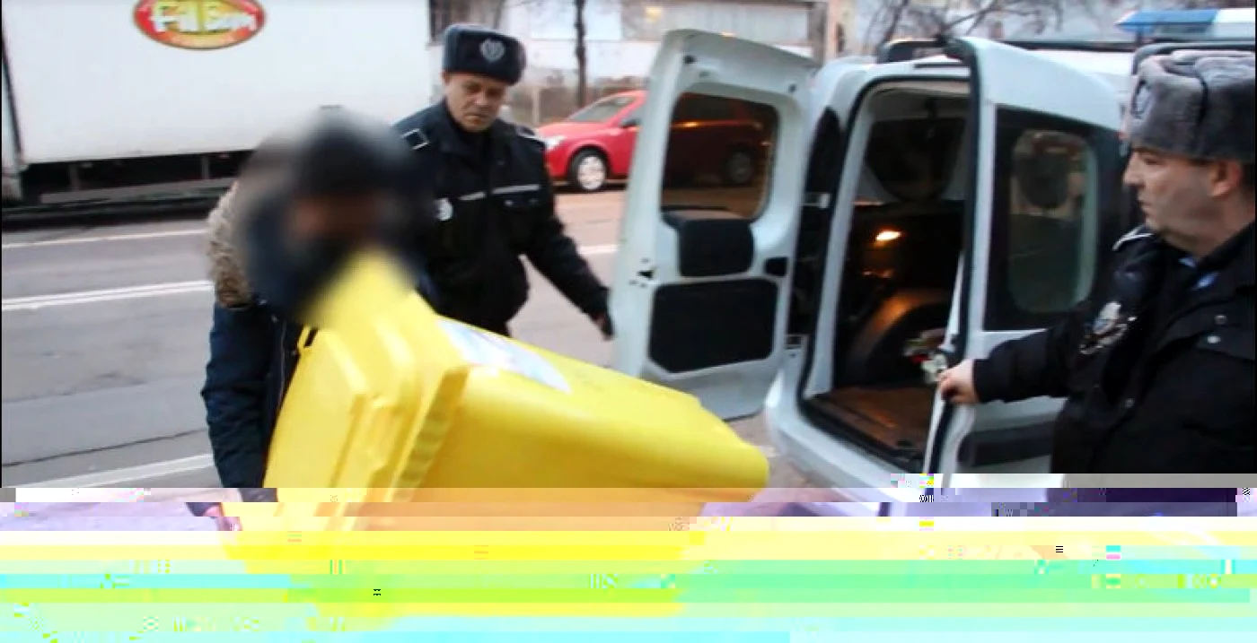 Bărbatul a furat pubela de la un punct de colectare a gunoiului Foto: captură video Poliţia Locală Galaţi