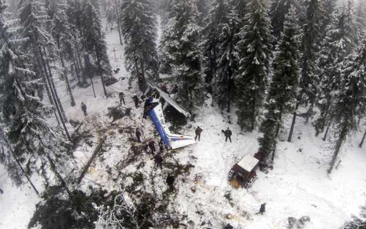 Epava avionului fotografiată din aer. Foto: Cătălin Cădan