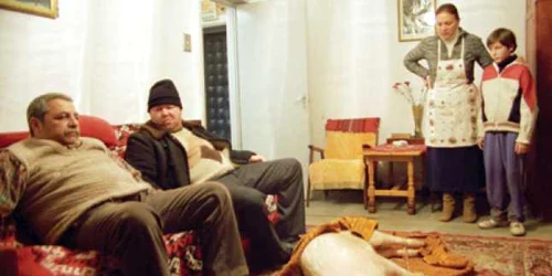 Ion Sapdaru (stânga) în filmul „Amintiri din Epoca de Aur“