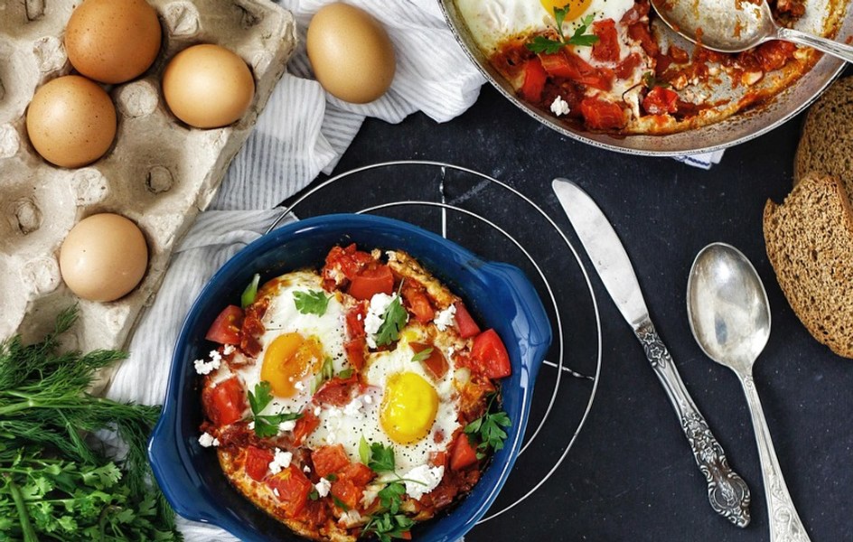 Ou fiert versus omletă. Care variantă este mai sănătoasă și vă furnizează vitaminele și mineralele esențiale