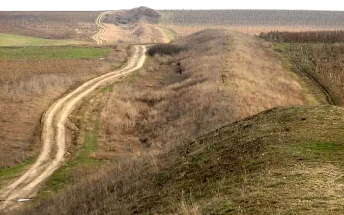 Valul lui Traian de pe teritoriul comunei Tulucești FOTO: Arhivă, Adevărul