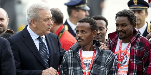 dimitris avramopoulos vorbeste cu imigranti italieni la roma FOTO AP