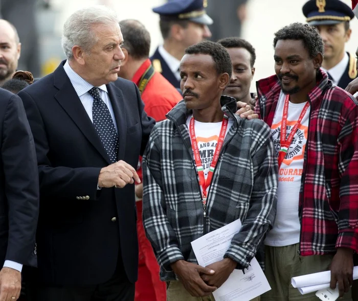Dimitris Avramopoulos discută cu un solicitant de azil eritreean înainte de plecare FOTO AP