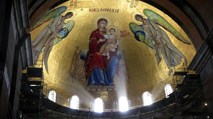 Biserica este pictată în metoda mozaic, iar la lucrări participă 120 de oameni