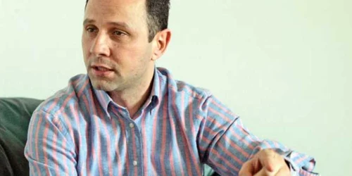 Aurelian Pavelescu îşi acuză adversarii de „abuzuri“