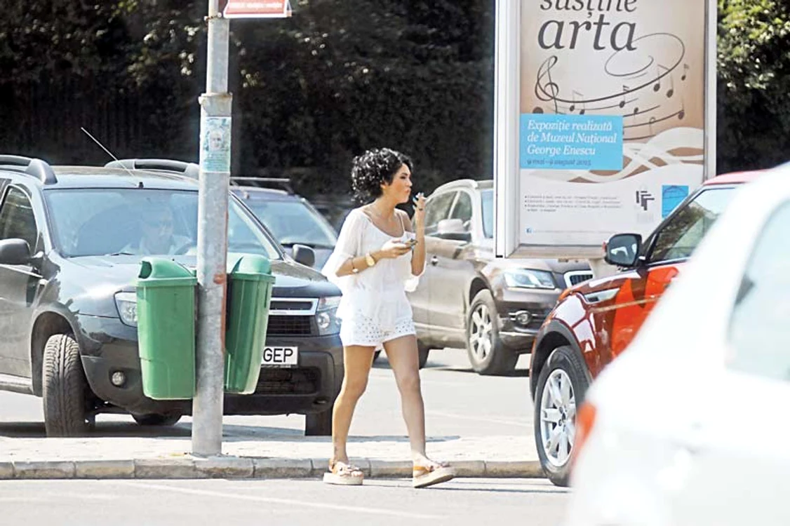
    Senzuala Margherita a dovedit  că nu-i pasă deloc de curăţenia  oraşului. Ea are grijă  să fie cochetă şi curată, dar  nu-i pasă de ce e în jurul ei  