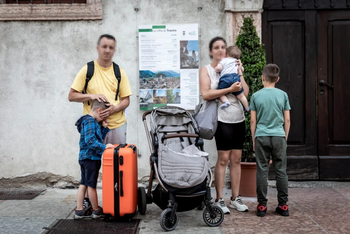 Alexandru și soția sa, Florina, alături de cei trei copii ai lor Foto: Curierul Italiei