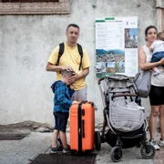 famiglia in strada 1024x683 1 jpg
