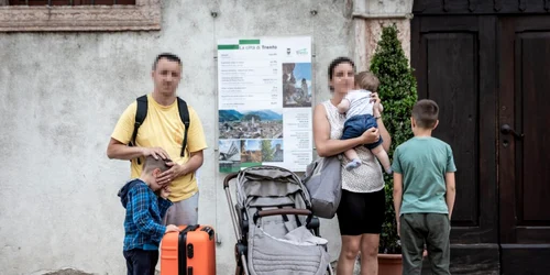 famiglia in strada 1024x683 1 jpg