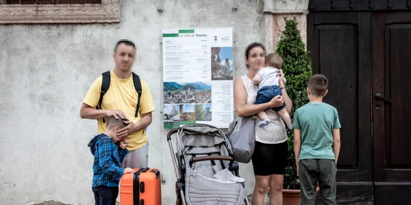 famiglia in strada 1024x683 1 jpg