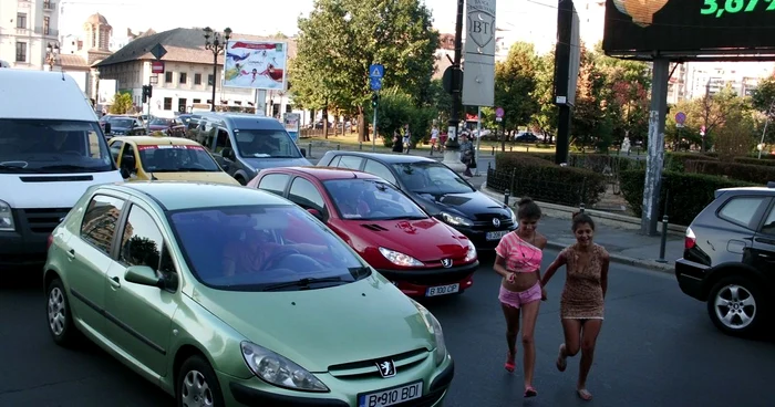 Două cauze pentru care pietonii nu traversează regulamentare sunt fie că au consumat băuturi alcoolice, fie din obişnuinţă. FOTO  Bogdan Păvăloi