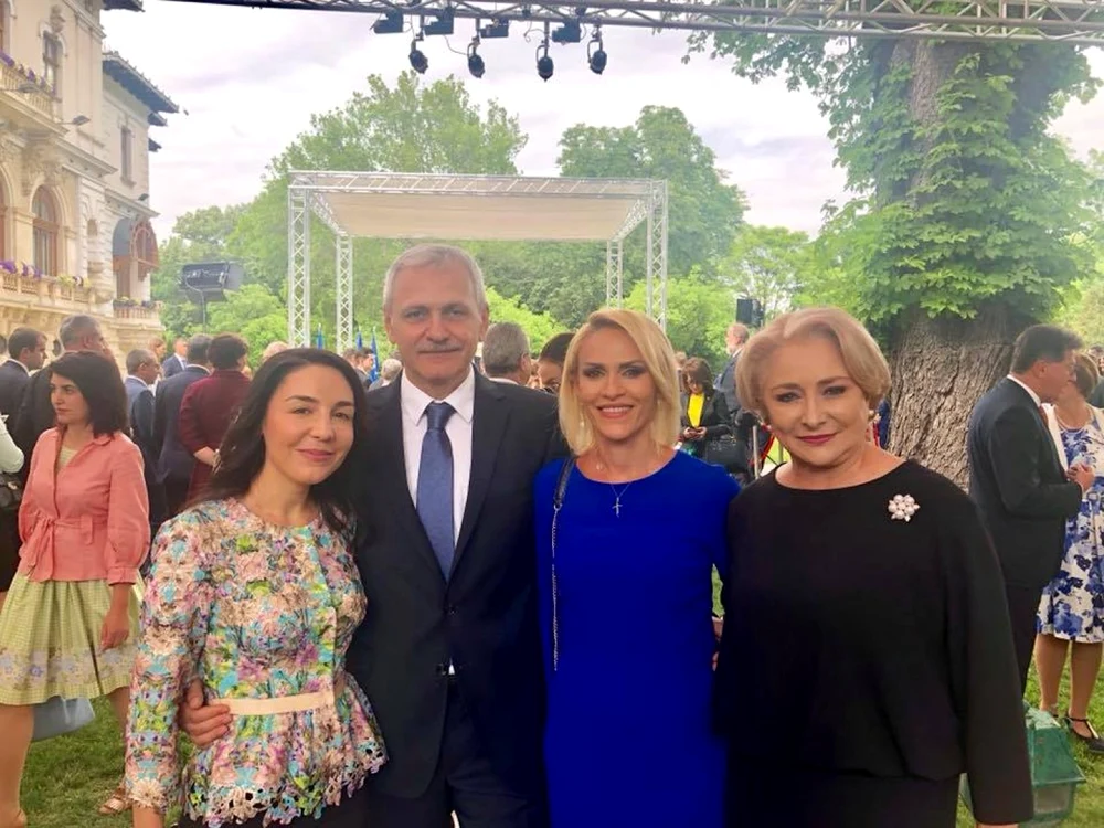 Gabriela Firea s-a fotografiat alături de şeful ei politic, Liviu Dragnea, dar şi cu premierul Viorica Dăncilă. FOTO Facebook Gabriela Firea