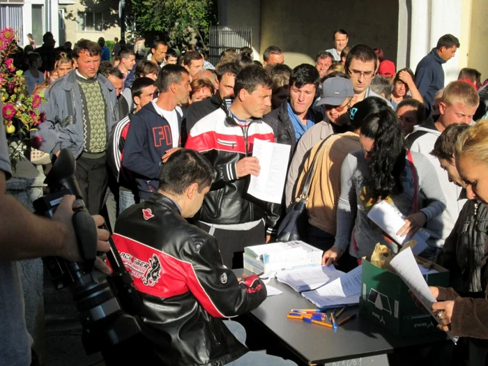 Mii de vâlceni au participat la cele două burse organizate în acest an de AJOFM. Foto arhivă Adevărul