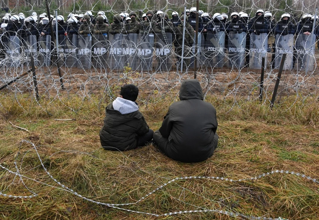 Soldaţii polonezi la graniţa cu Belarusul încearcă să stopeze valul de migranţi. Foto Profimedia