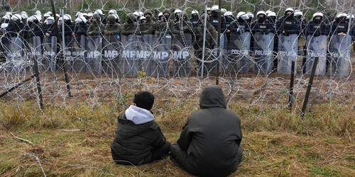 Soldaţii polonezi la graniţa cu Belarusul încearcă să stopeze valul de migranţi. Foto Profimedia