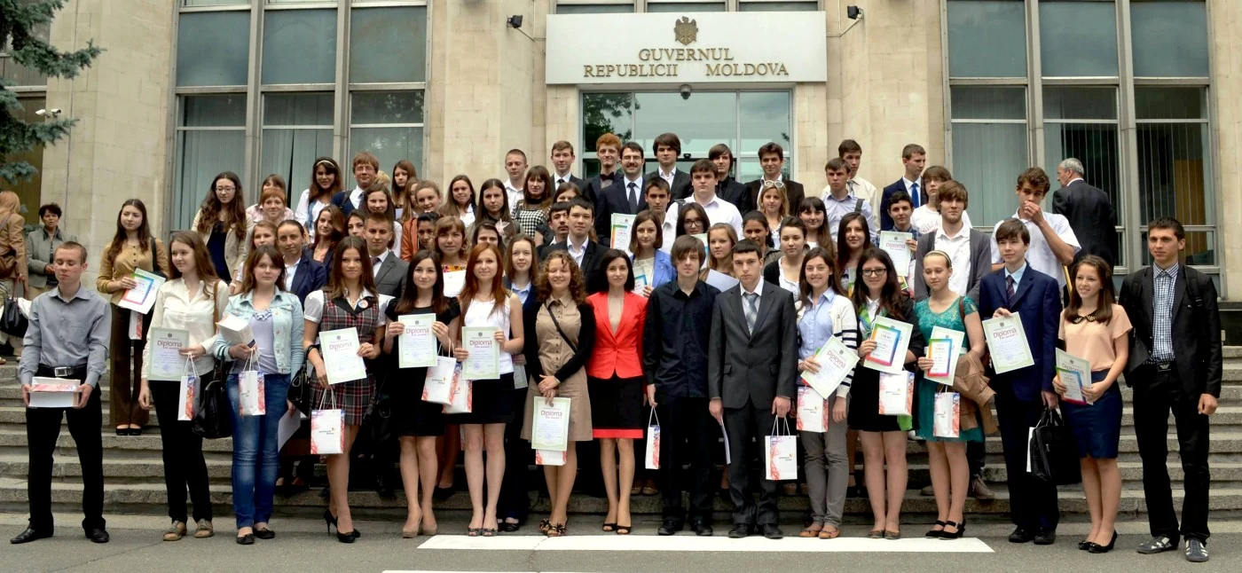 Câştigătorii locurilor întâi la olimpiadele naţionale au primit diplome de la ministrul Educaţiei Maia Sandu şi cadouri de la partenerii evenimentului FOTO Ministerul Educaţiei