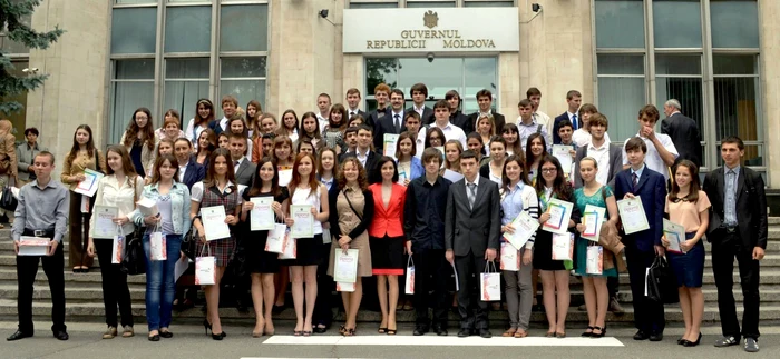 Câştigătorii locurilor întâi la olimpiadele naţionale au primit diplome de la ministrul Educaţiei Maia Sandu şi cadouri de la partenerii evenimentului FOTO Ministerul Educaţiei