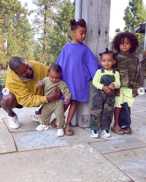 Kanye West, un tată minunat, alături de copiii lui North, 7 ani, Saint, 4 ani, Chicago, 2 ani și Psalm de doar un an