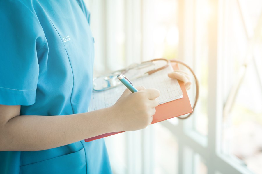 Medic de familie trimis în judecată: a eliberat certificate false de vaccinare anti-COVID-19