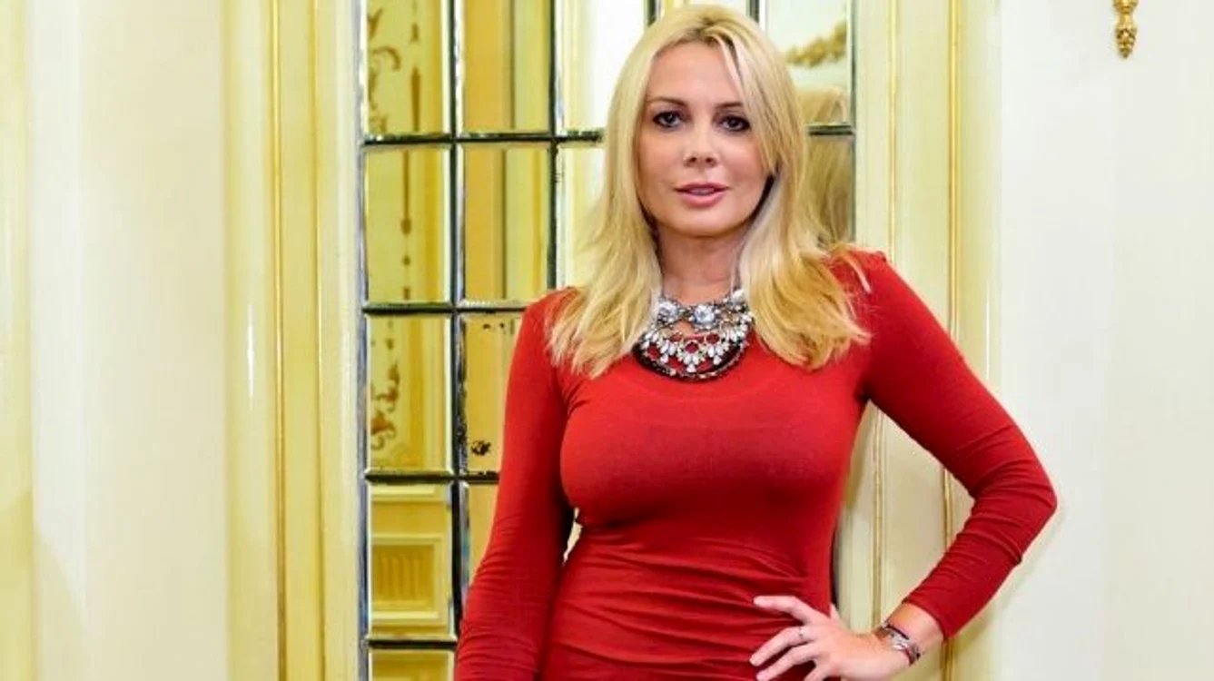 
    Dana Săvuică a fost prima vedetă din România care a pozat pentru revista 