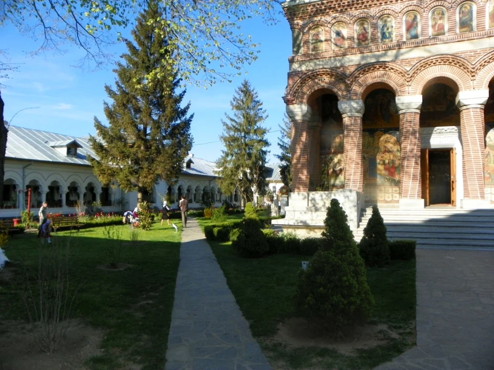 calarasi manastirea Sarmucasesti FOTO manastirea-sarmucasesti-ciorogarla.ro