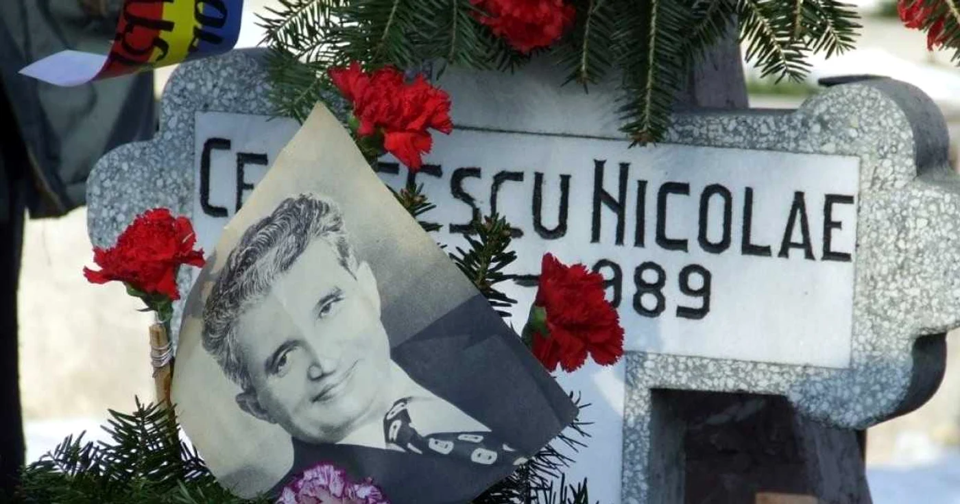„Nostalgiile şi nostalgicii persistă. Îi vedem nu doar adunaţi în fiecare 25 decembrie la mormintele soţilor Ceauşescu.”  FOTO activenews.ro