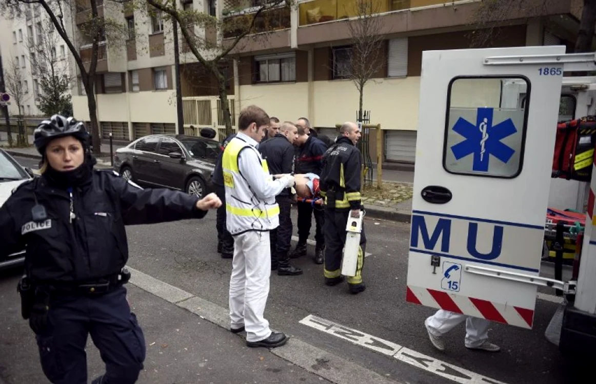 Sediul săptămânalului satiric „Charlie Hebdo“ din Paris, Franta, a fost vizat miercuri de un atentat terorist, comis de persoane mascate şi soldat cu moartea a 12 persoane şi rănirea altor 5. FOTO AFP