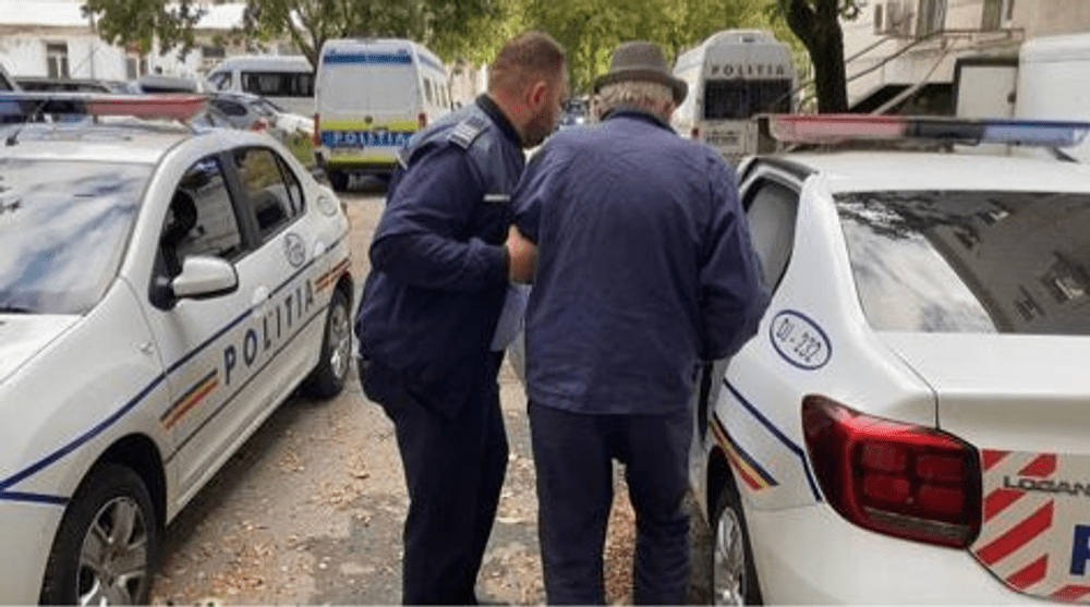 Un bătrân de 72 de ani a violat două fetițe de 5 ani. Le-a ademenit cu must, iar în casă a început să le lovească