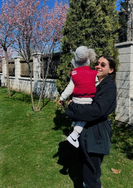 Artista se simte ca peștele în apă pe scenă și reușește să îmbine de minune activitățile din planul profesional cu cele de acasă