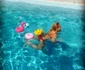 Una dintre cele mai tari imagini cu celebra prezentatoare de știri este cu ea, înotând într-o piscină imensă, și cu multe jucării de apă pe lângă 