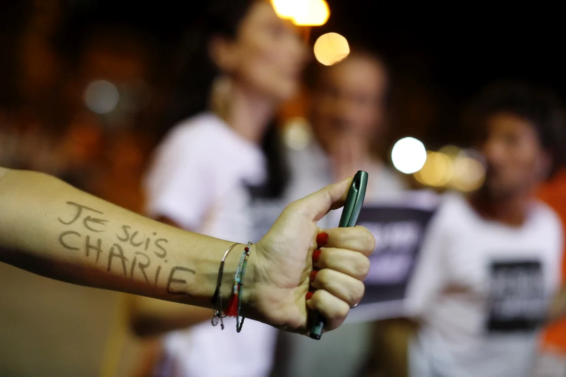 O femeie arată braţul acoperit afirmaţia în franceză Eu sunt Charlie la un miting de solidaritate cu cei ucişi într-un atac la birourile de la Paris ale săptămânalului Charlie Hebdo intr-o piata din Rio de Janeiro FOTO AP